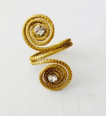 Anel caracol com strass.