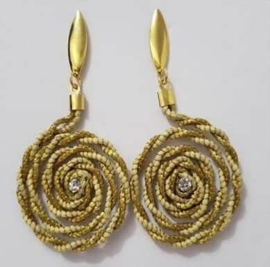 BRINCO TORCIDO COM SEDA DE BURITI E STRASS
