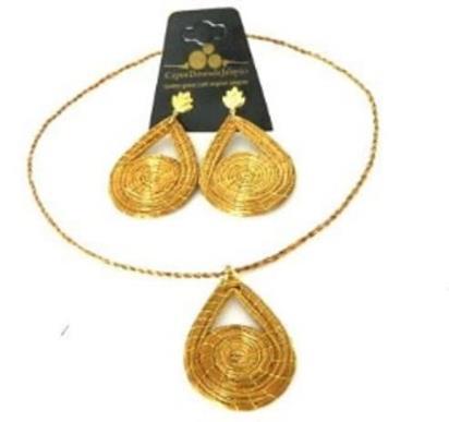 CONJUNTO DE
CAPIM DOURADO GOTAS COM MANDALAS
medidas: colar 42CM BRINCOS 5CM PINGENTES CM