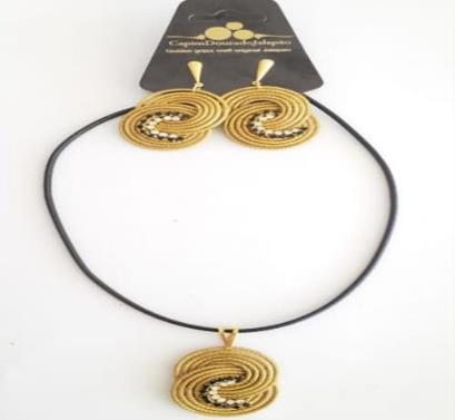 COLAR COM PEDAC DE CAPIM DOURADO E CRISTAIS