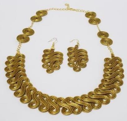 COLAR COM CAMURÇA E PINGENTE EM CAPIM DOURADO