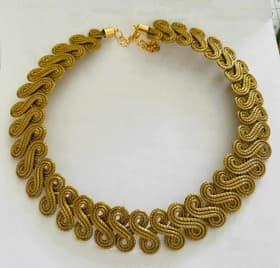GARGANTILHA COM ORBE DE CAPIM DOURADO E PEDRA AMETISTA.