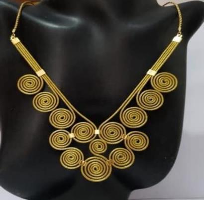 Gargantilha fio cordinha de capim dourado e pingente cruz