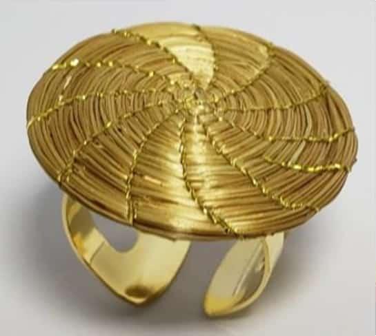 ANEL REDONDO EM CAPIM DOURADO COM PEDRA NATURAL TURQUESA