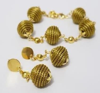 Conjunto de pulseira e brinco com orbes e bolinhas de metal