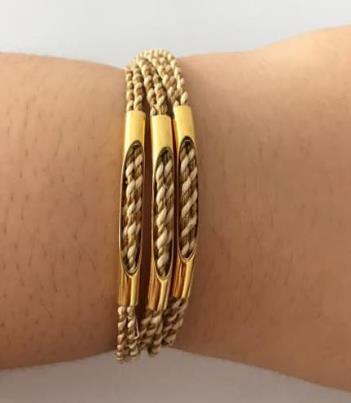 Pulseira com cordinhas de capim e seda de burití e detalhe de metal