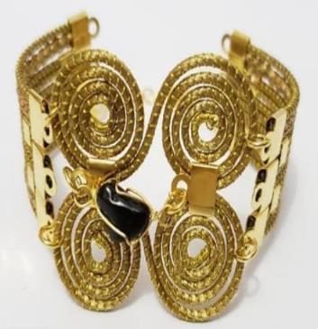 Pulseira larga com detalhes e pedra no centro