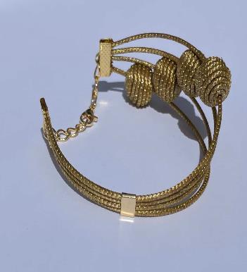 Pulseira com orbes e detalhes de capim dourado