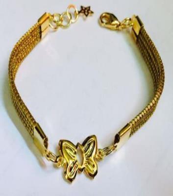 Pulseira com pedacinhos de capim e borboleta de metal
