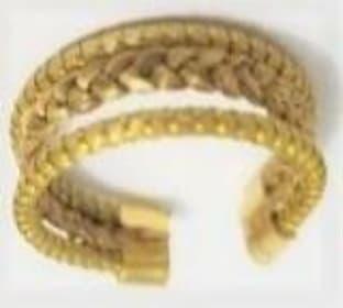 Anel ajustável com detalhe de trança