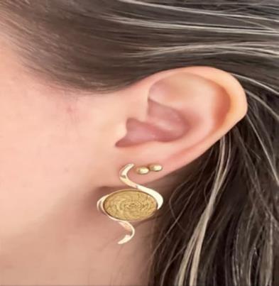 Brinco em forma de S