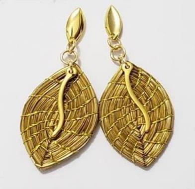 Brinco folha 3cm e metal