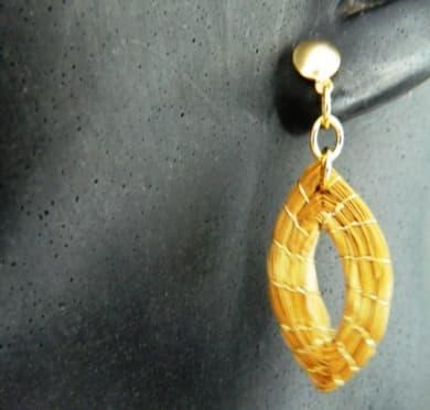 Brinco folha vasada 3cm