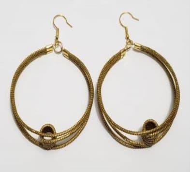 brinco argola com detalhes