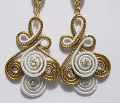 Brinco flor com strass