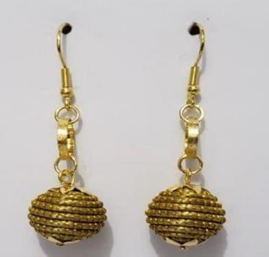 Brinco com orbe e elo de metal