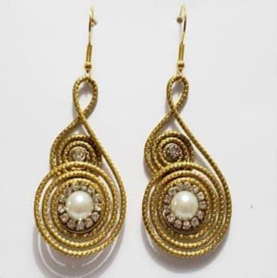 Brinco com detalhe de perola e strass