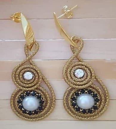 Brinco com strass negro e pérola e strass