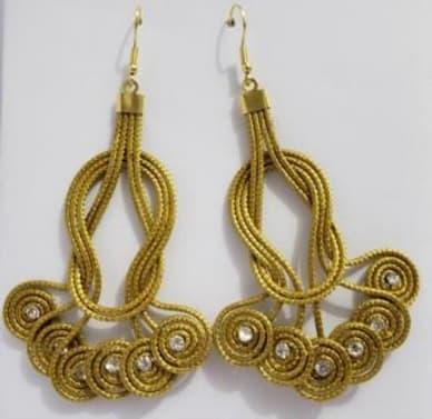 Brinco com detalhe de laço 8CM