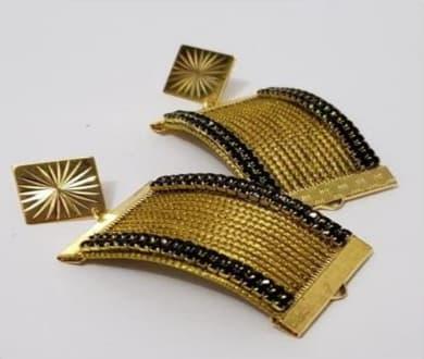 Brinco largo com strass negro (BASE SUJEITA A DISPONIBILIDADE.)