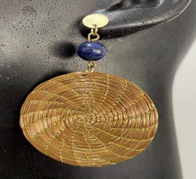 BRINCO,COM LAPISLAZULI(PEDRA NATURAL) E MANDALA DE 5 CM EM CAPIM DOURADO