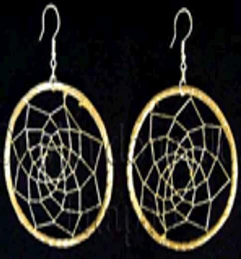 BRINCO, TEIA, TECIDO COM FIO DOURADO 
 MEDIDAS 6CM ARGOLA