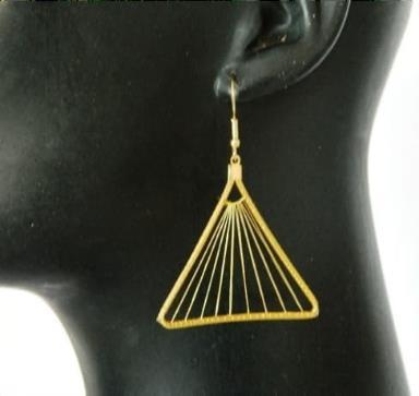 BRINCO TRIÂNGULO BORDADO. 5CM