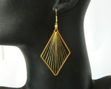 BRINCO LOSANGO BORDADO 5CM