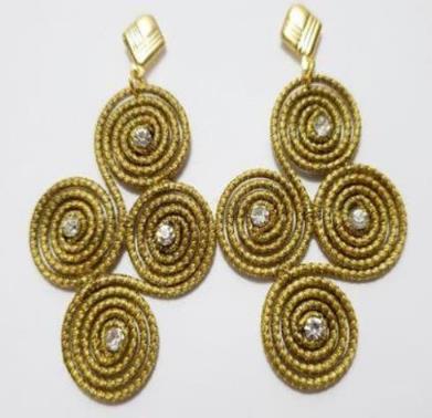 Brinco com caracol com strass 4,5cm