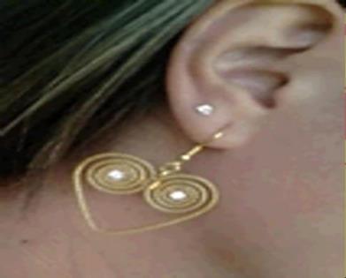 Brinco em formato de coração com strass. 5cm