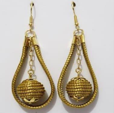 Brinco gota com orbe 5cm