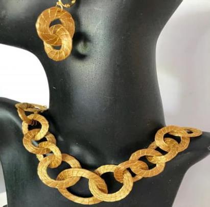 Conjunto de Gargantilha e brincos com argolas entrelçadas em cpim dourado