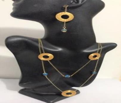 CONJUNTO DE COLAR E BRINCO COM ARGOLAS ENTRELÇADAS COM PINGENTE MANDALA