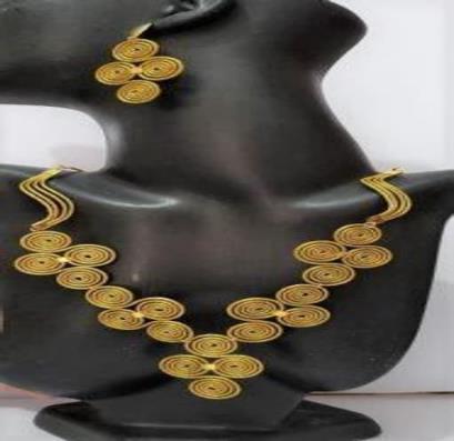 CONJUNTO DE ARGOLAS ENTRELÇADAS COM STRAS NEGRO E CRISTAL