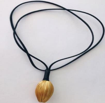 Colar longo com pedacinhos de capim, ondas duplas e orbes.