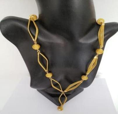 Colar em capim dourado 
 com crucifixo com acabamento em ponteiras
