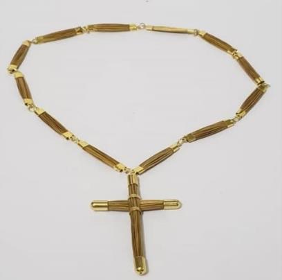 Colar longoem malha preta com capim dourado