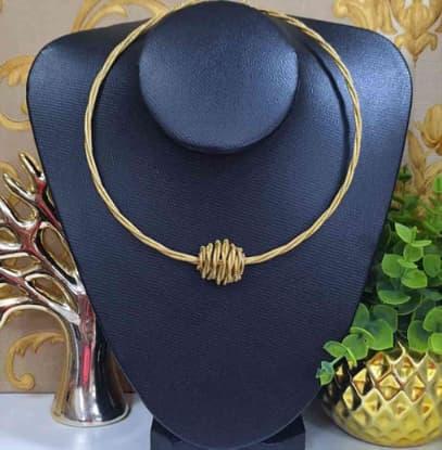 COLAR COM ORBES DE SADA E CAPIM DOURADO E METAL