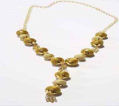 COLAR COM ASPIRAIS DE SEDA DE BURITI CAPIM DOURADO E METAL