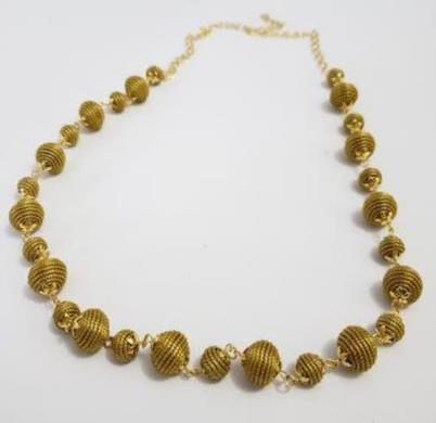 Gargantilha em orbes de capim dourado