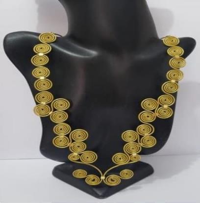 Gargantilha com capim dourado detalhe de camurça