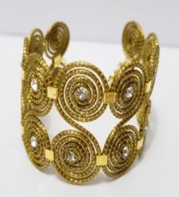 Pulseira larga com caracois e strass