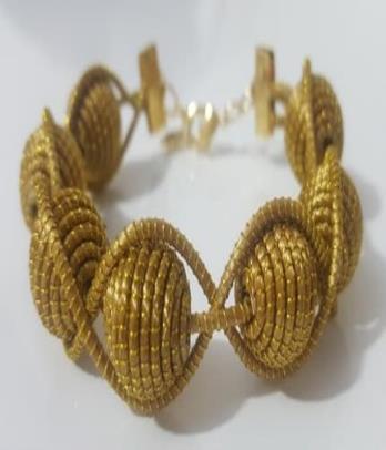 Pulseira com detalhes entrelaçados