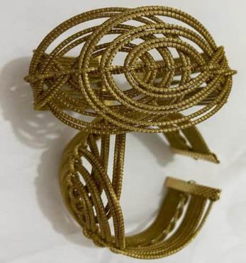 Pulseira larga com cordinhas de seda de burití e metal