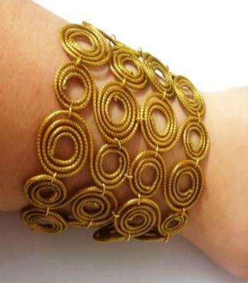 Pulseira larga em capim dourado elos