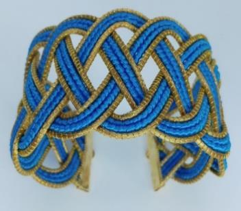 Pulseira trançada com detalhe de fio encerado ajustável