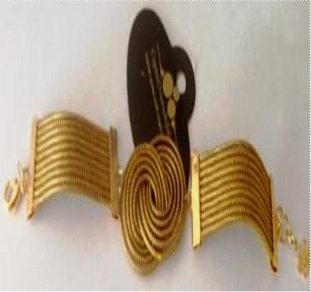 Pulseira larga com argola entrelaçada