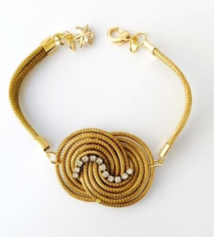 Pulseira fina com argola entrelaçada