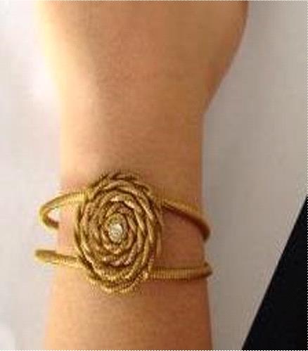 Pulseira ajustável torcida com strass