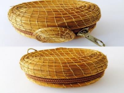 PORTA NÍQUEL EM CAPIM DOURADO COM FECHO EM ZÍPER 8CM